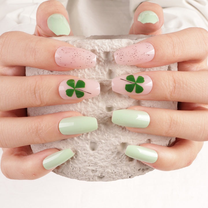 Dekoratives Press-On Nagelkunstset mit Kleeblatt-Design Karnz