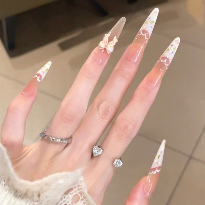 Künstlerisches Floral Press-On Nageldesign Karnz