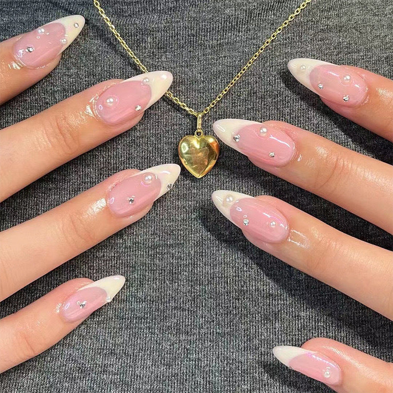 Kunstnagelset mit luxuriösen 3D-Akzenten und Glitzerverzierungen Karnz