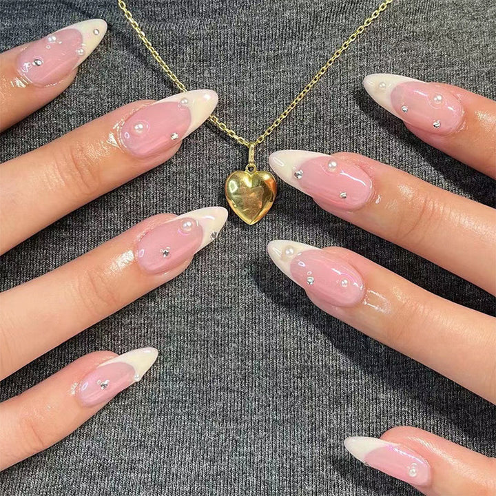 Kunstnagelset mit luxuriösen 3D-Akzenten und Glitzerverzierungen Karnz
