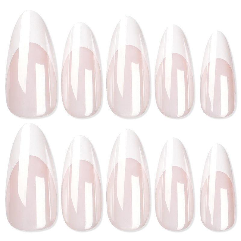 Künstliche Nagelspitzen mit Elegantem French-Tip Karnz