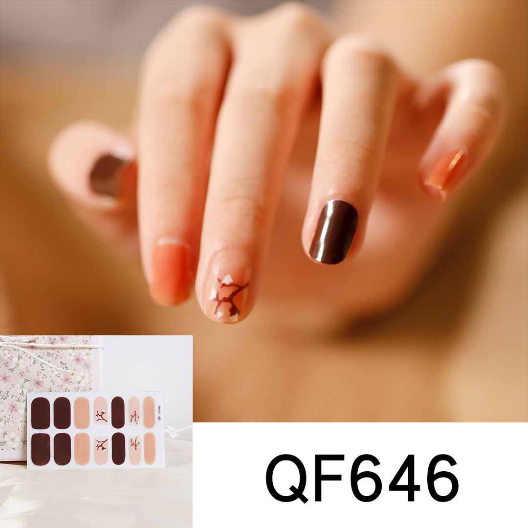 Künstliche Nagelkunst mit herzförmigen Designs und sanften Farbverläufen Karnz