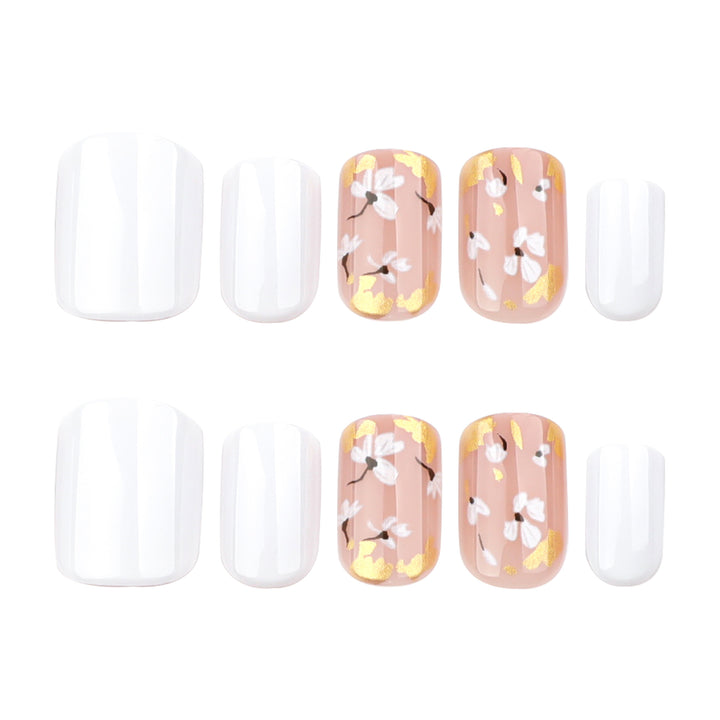 Künstliche Nagelkunst mit zarten Blüten und Glitzerakzenten Karnz