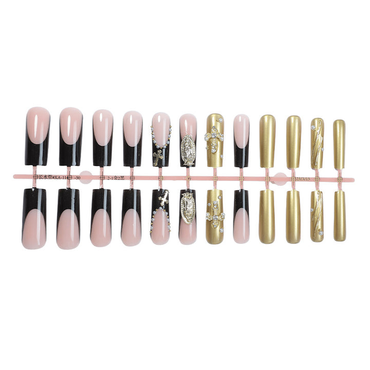 Künstlerische Press-On Nail Kollektion mit glamourösen Schmuckakzenten Karnz