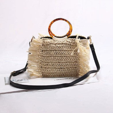 Damen Handtasche aus geflochtenem Naturmaterial mit Fransen und stylishem Henkel Karnz