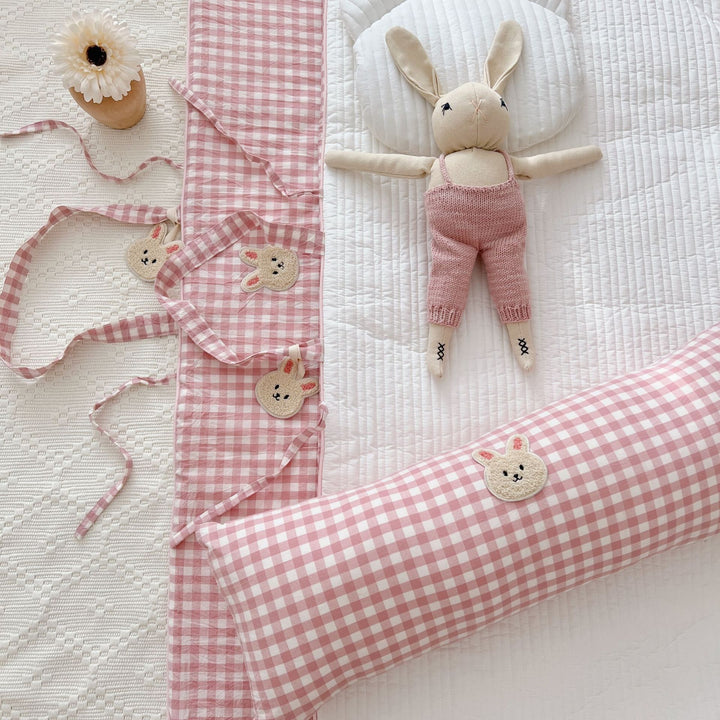 Kinderbett-Nestchen-Set mit Vichy-Karo, gestepptem Matratzenschoner und länglicher Kuschelrolle