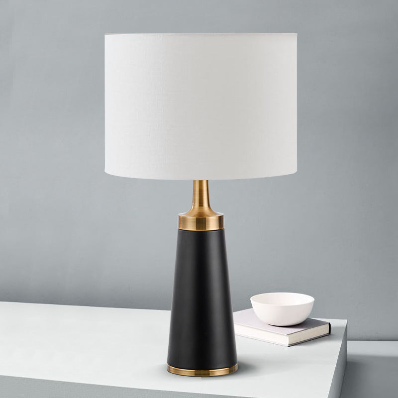 Elegante moderne Tischlampe mit geometrischem Sockel