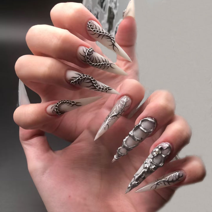 Kreatives Kunstnagelset mit eleganten floralen Designs und Metallic-Akzenten Karnz