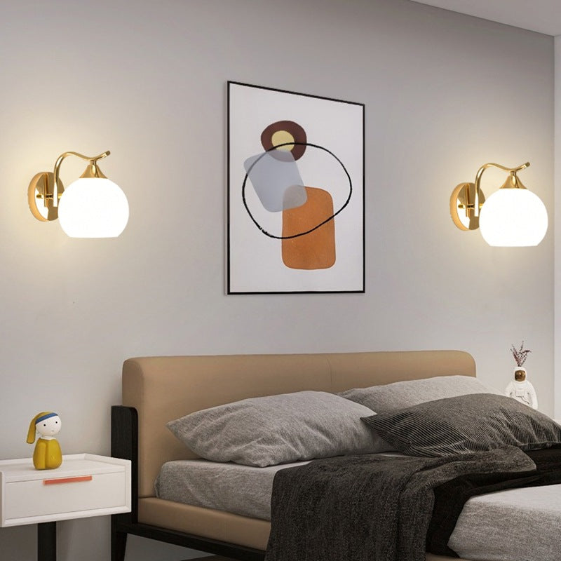 Elegante Wandlampe Globe mit goldener Oberfläche