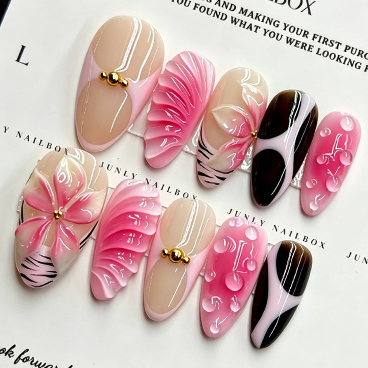 Kunstnagelset mit filigranen Blüten- und Glitzerakzenten Karnz