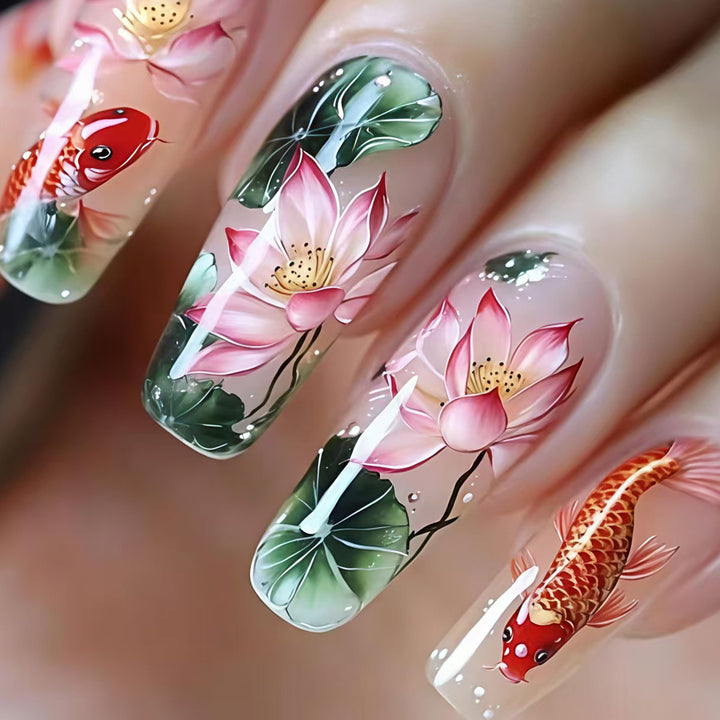Kunstnägel mit Floralen Lotusselementen und Koi-Muster Karnz