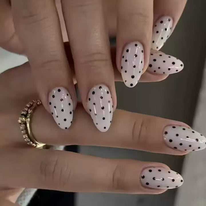 Kunstnagelset mit stilvollem Punktedesign Karnz