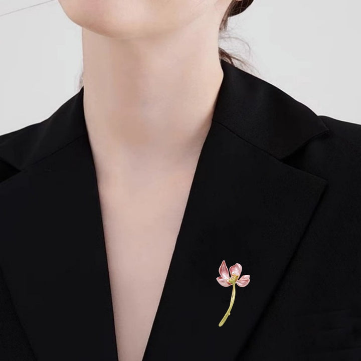 Elegante Blütenbrosche Karnz