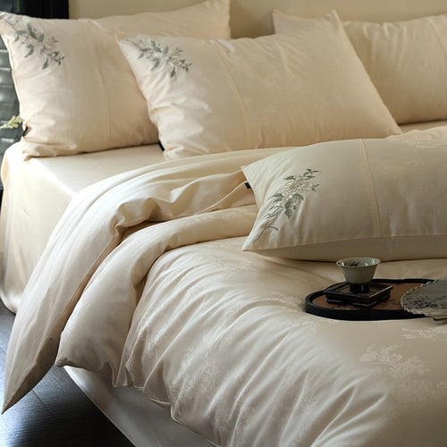 Luxuriöses Satin-Bettwäsche-Set mit zarter Blumenstickerei