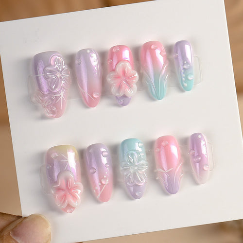 Kunstnagelset mit floralen Akzenten und zartem Glitzereffekt Karnz