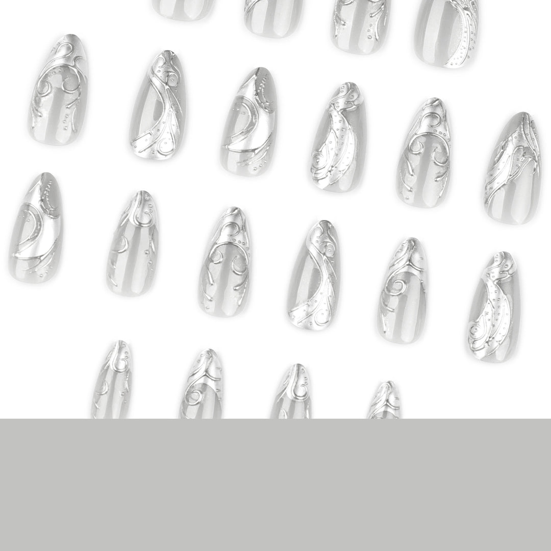 Kunstvolle Stiletto-Nägel mit elegantem Silber-Design Karnz