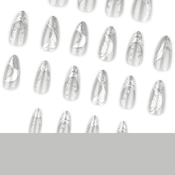 Kunstvolle Stiletto-Nägel mit elegantem Silber-Design Karnz