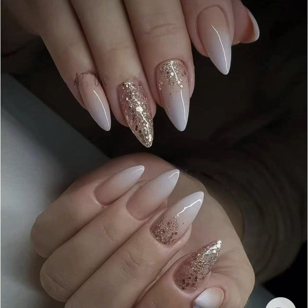 Elegante Kunstnägel mit Glitzerakzenten und modernen Designs Karnz