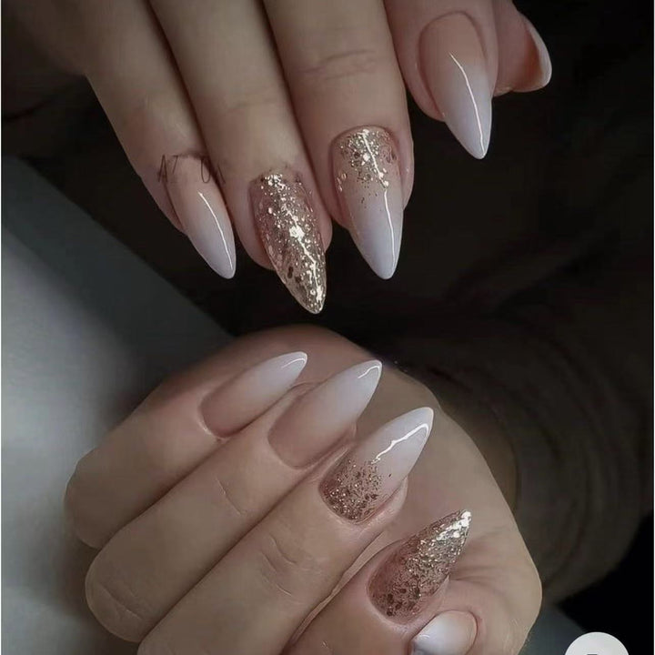 Elegante Kunstnägel mit Glitzerakzenten und modernen Designs Karnz
