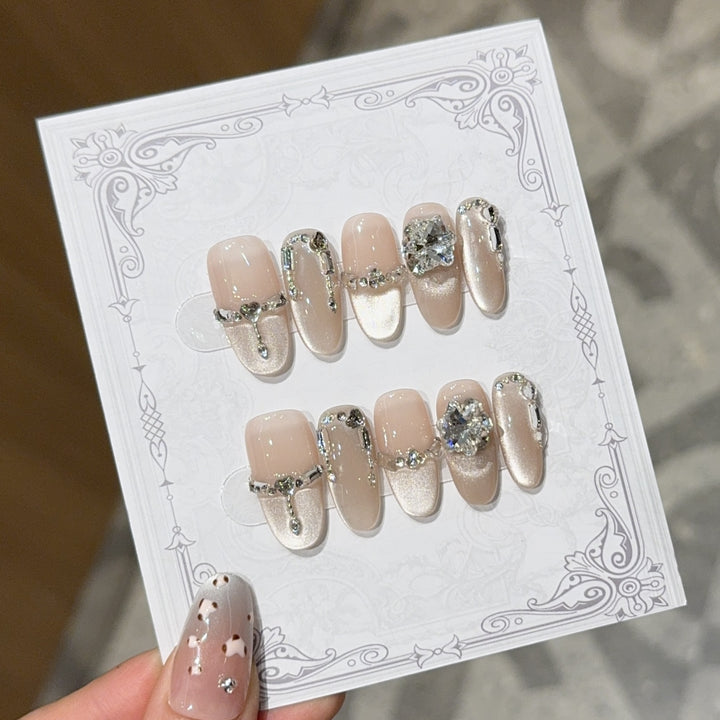 Glamouröse Nagelspitzen mit Strass- und Glitzereffekten Karnz