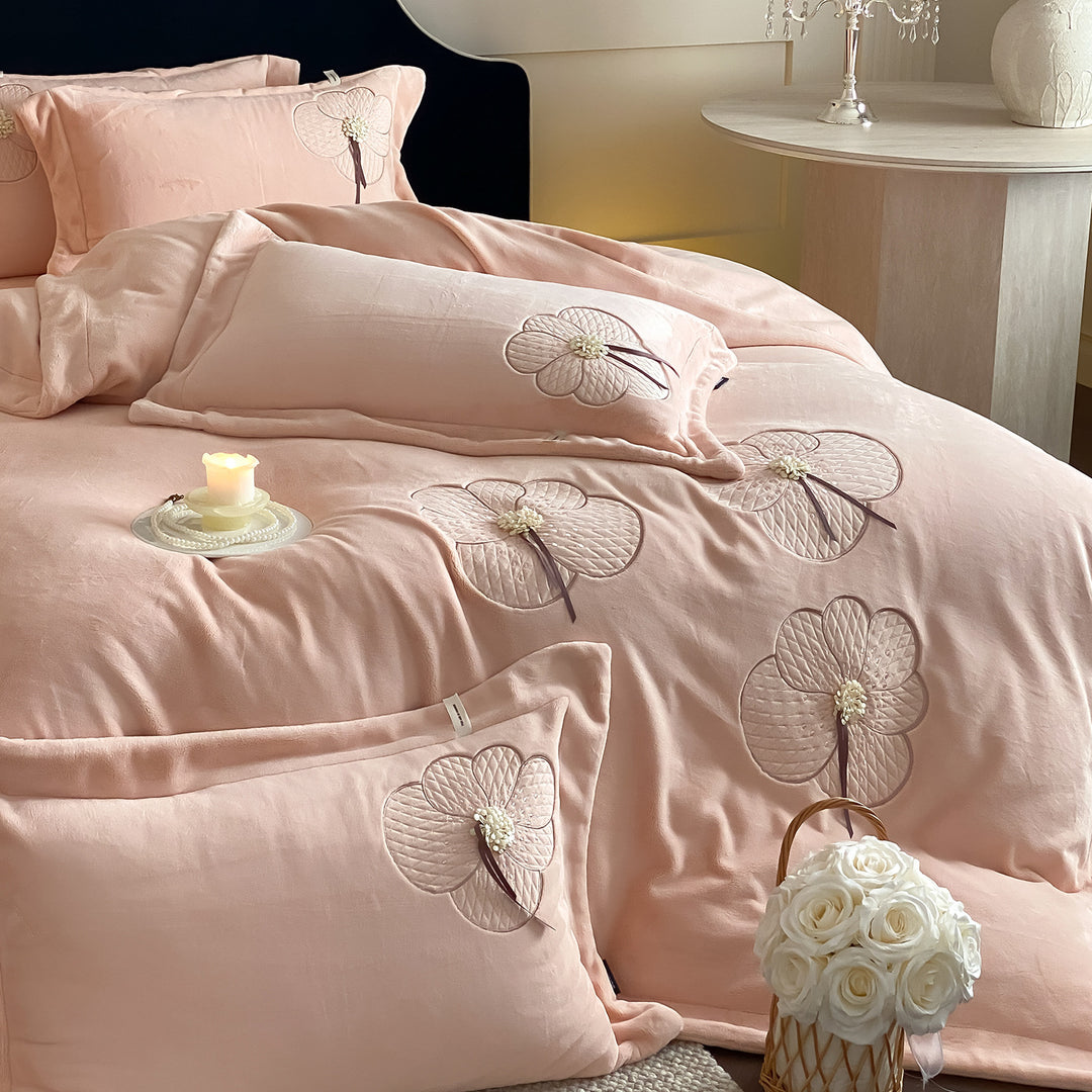 Plüsch Gebürstetes Mikrofaser Bettbezug Set mit Gequiltem 3D Floral Applikation & Verstecktem Verschluss