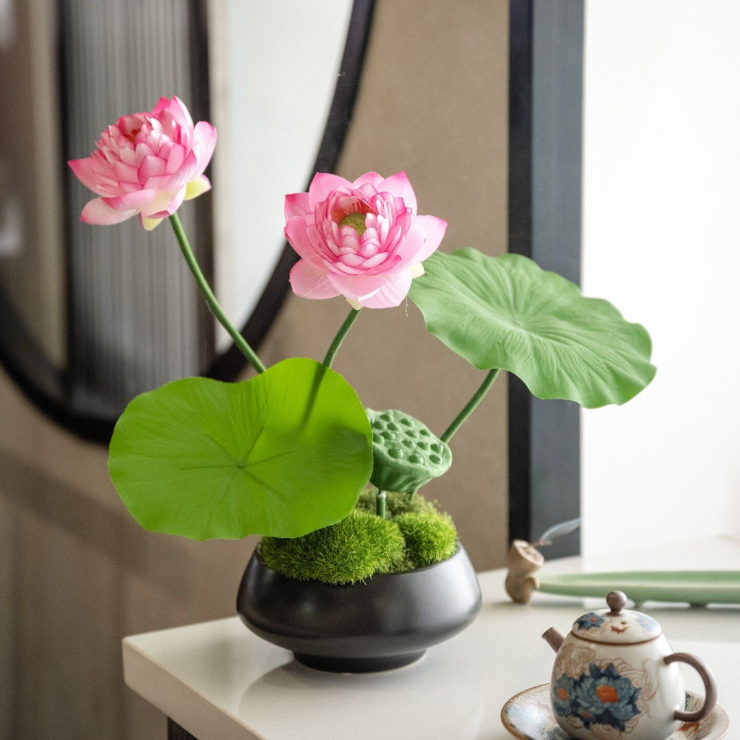 Künstlerische Lotusblumenarrangement