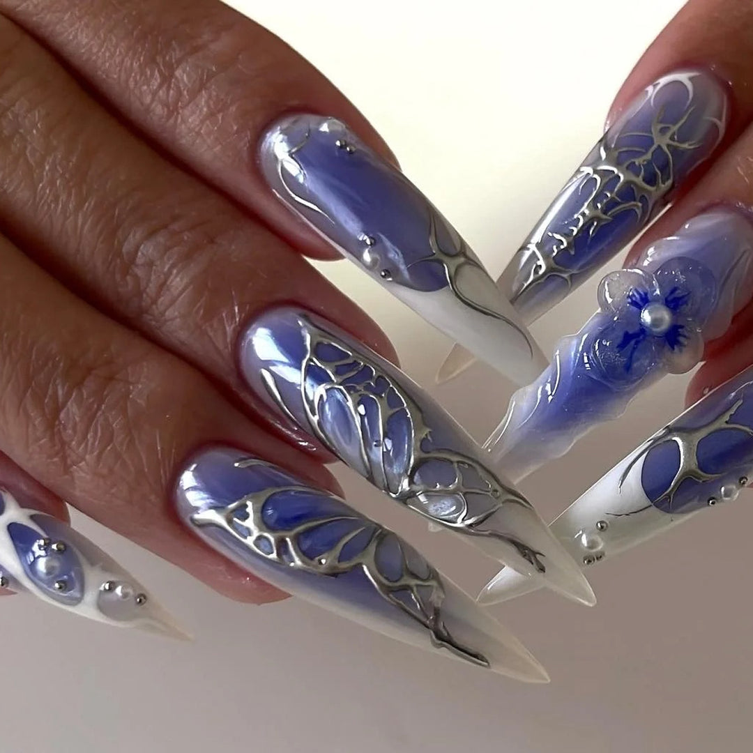 Elegante Stiletto-Kunstnägel mit floralem Design Karnz
