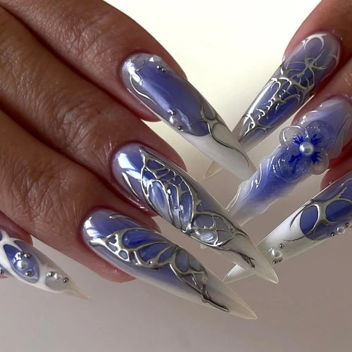 Elegante Stiletto-Kunstnägel mit floralem Design Karnz