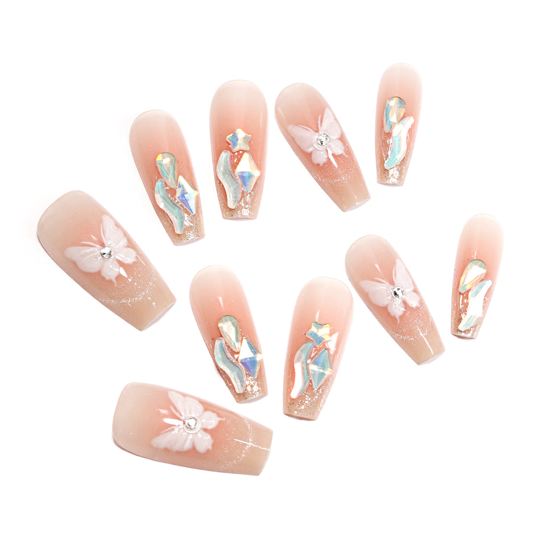 Kunstvolle Nagelverlängerungen mit zartem Blumendesign Karnz