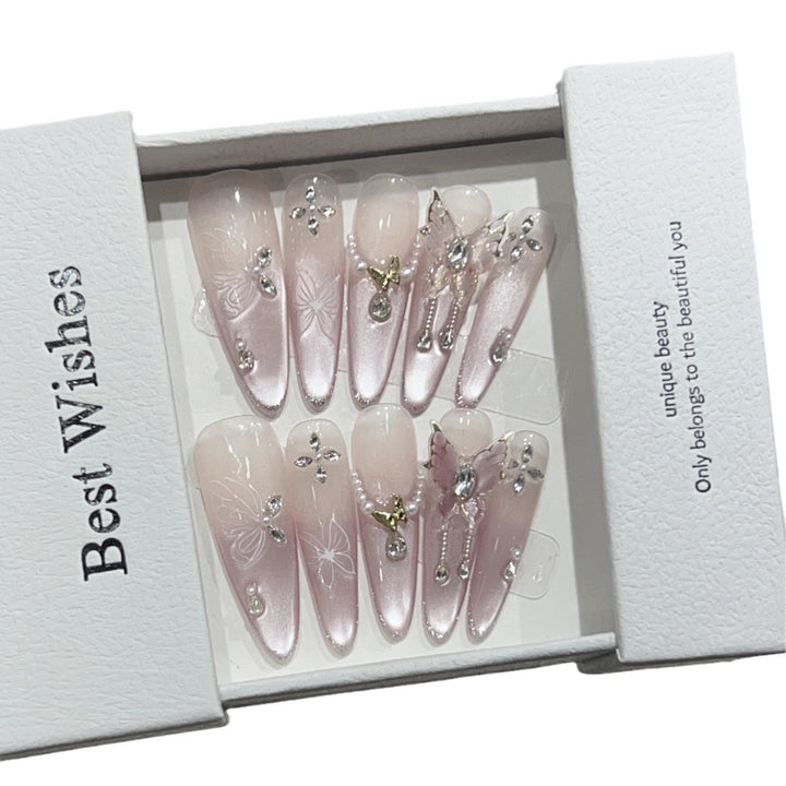 Künstlerisches Stiletto Press-On Nageldesign-Set mit Schmetterlings- und Edelsteinakzenten Karnz