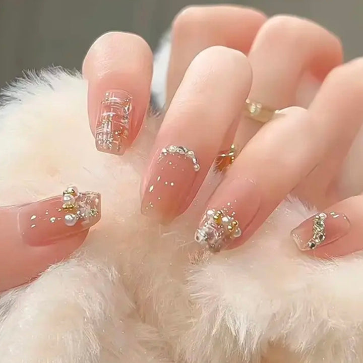 Kunstnagelset mit glänzenden 3D-Akzenten Karnz
