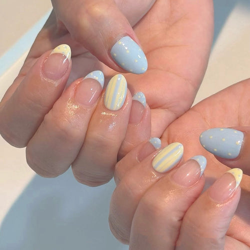 Dekorativer Press-On-Nagelset mit abstrakten Mustern