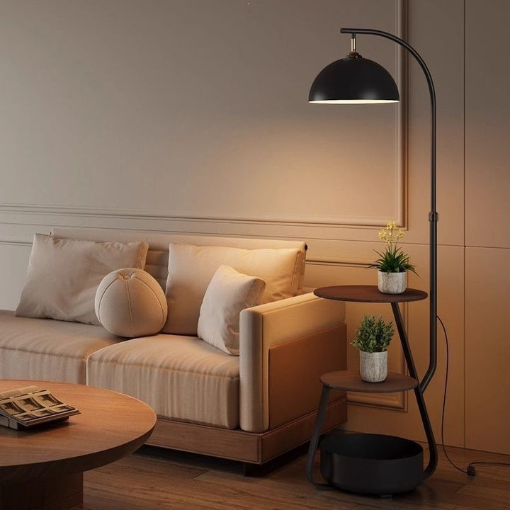 Moderne Stehlampe mit Regalen