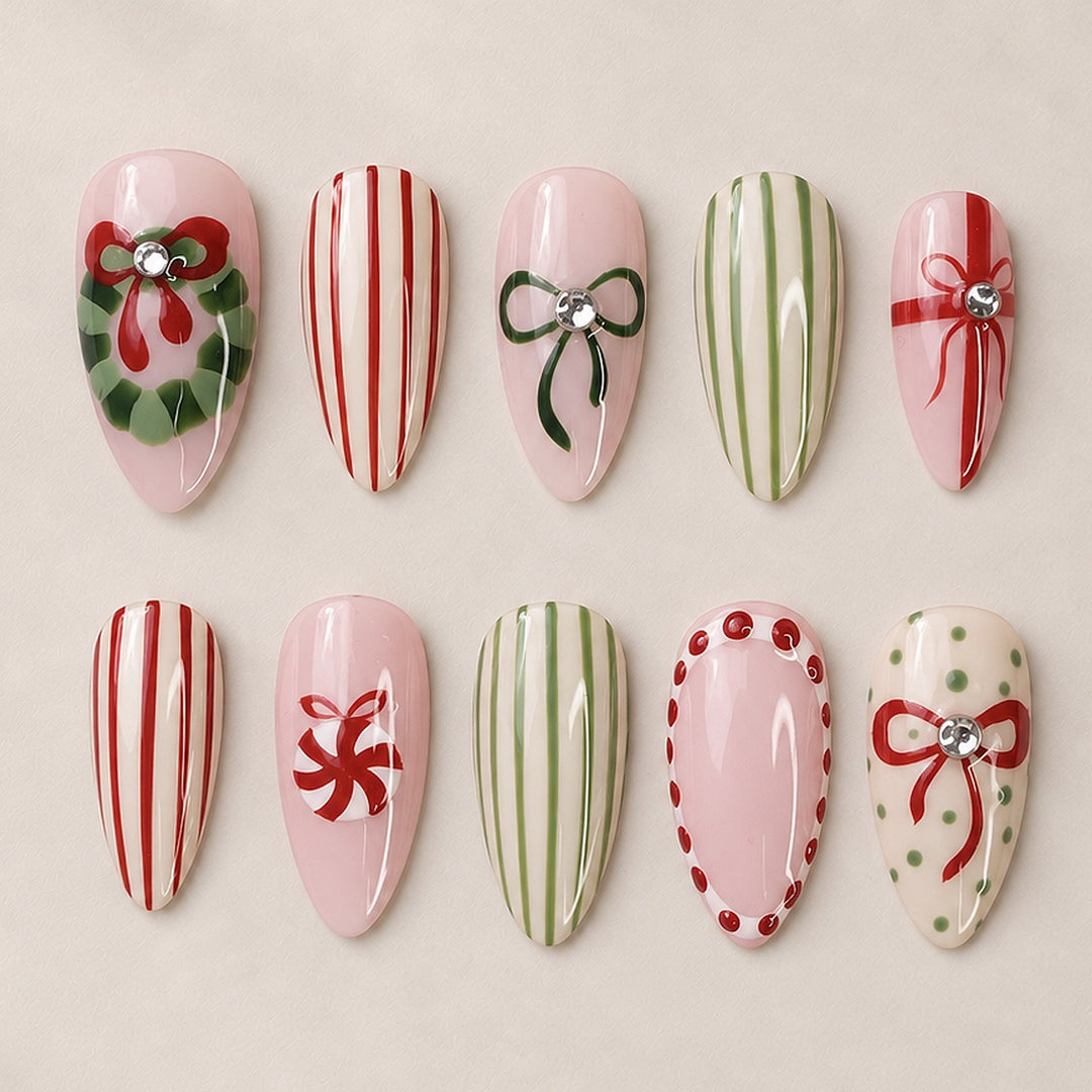 Festliche Kunstnägel mit Weihnachtsmotiven Karnz