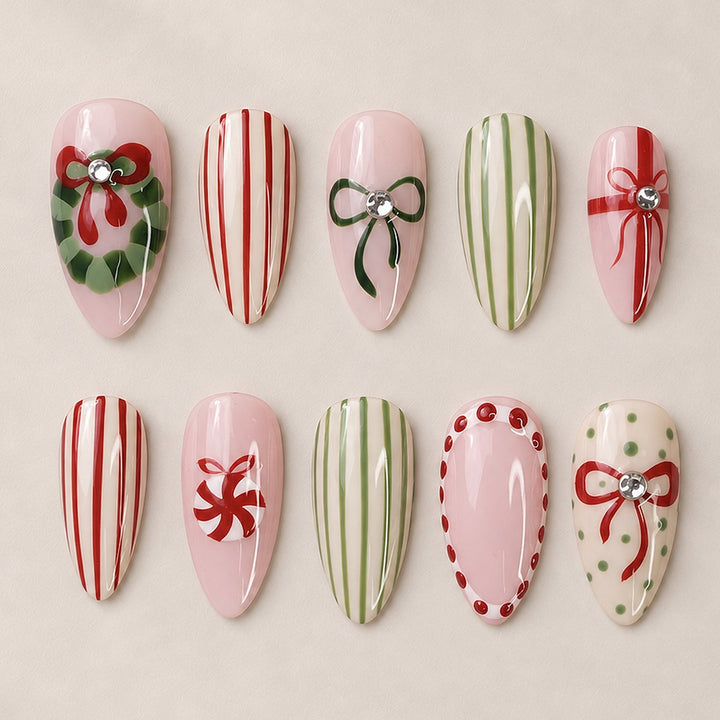 Festliche Kunstnägel mit Weihnachtsmotiven Karnz