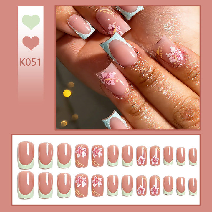 Kunstnägel mit floralem Design und Glitzerdetails Karnz