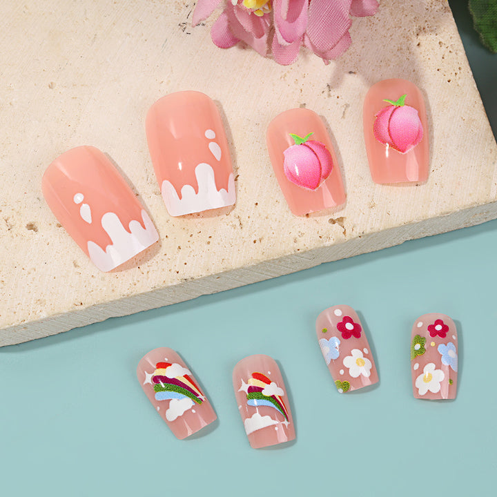 Kunstnägel mit fröhlichen Blumendesigns Karnz