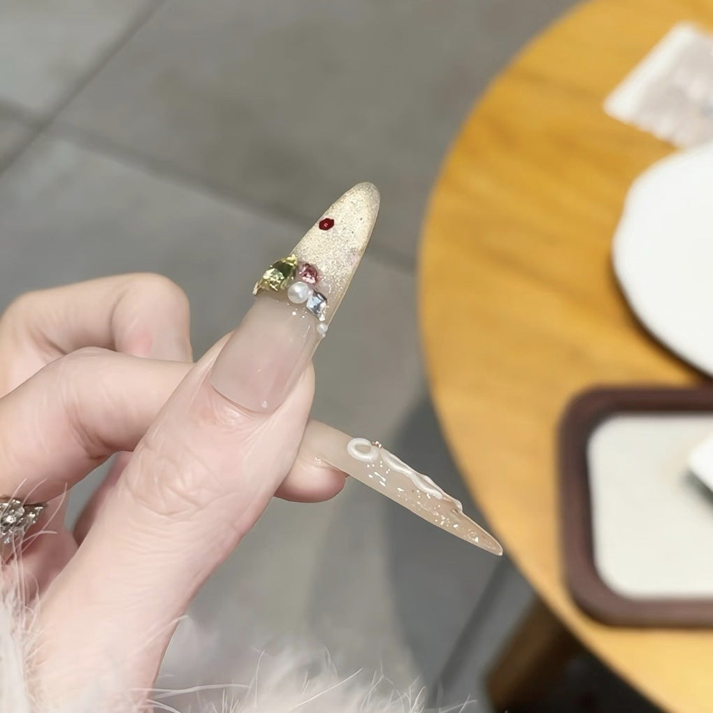 Künstlerische mit Kristallen verzierte Stiletto-Nagelerweiterungen
