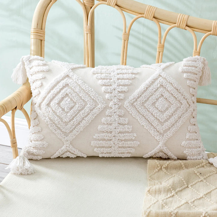 Quadratischer Boho‑Kissenbezug mit handtuftetem Diamant‑Tufting, hochflorigem Chenille‑Relief und Eckquasten Karnz
