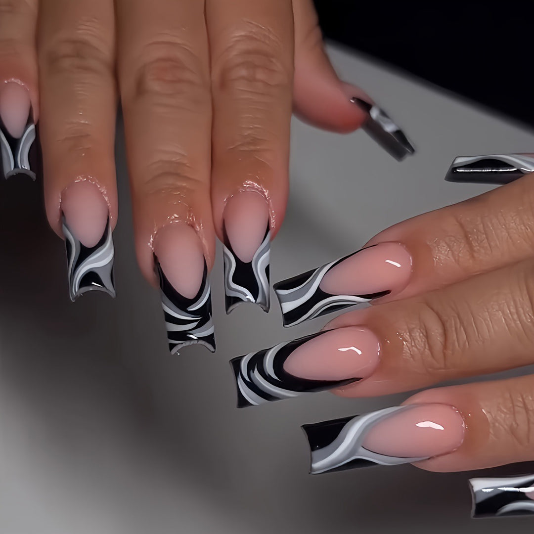 Künstlerische Press-On-Nagelverlängerungen mit Marmor Design Karnz