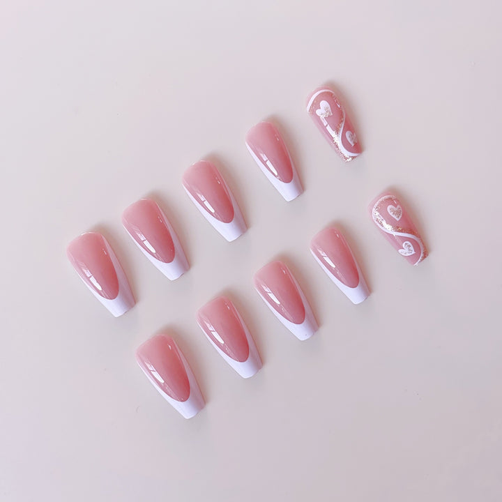 Kunstnagelset mit eleganten Herzverzierungen und Glitzerakzenten Karnz