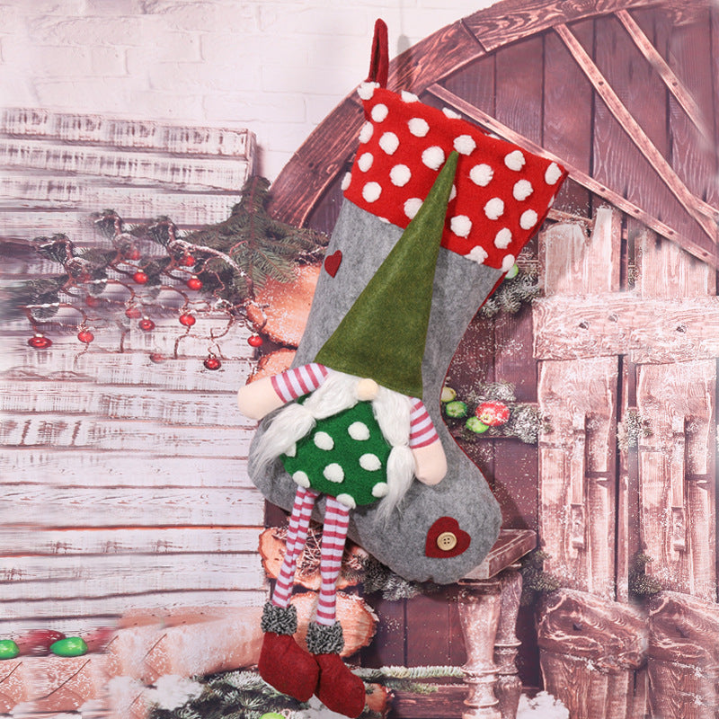 Verspielter Weihnachtsstrumpf mit Gnom-Motiv Karnz