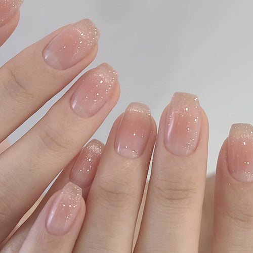 Elegante Nageldesigns mit Glitzer und Farbverlauf Karnz