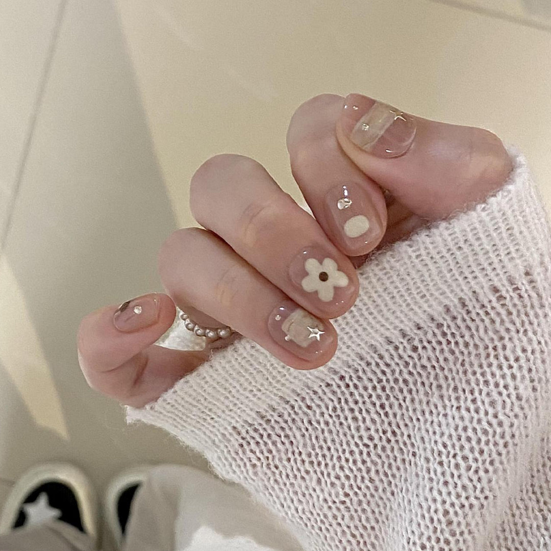 Kunstnägel mit Eleganten Floralen Motiven Karnz