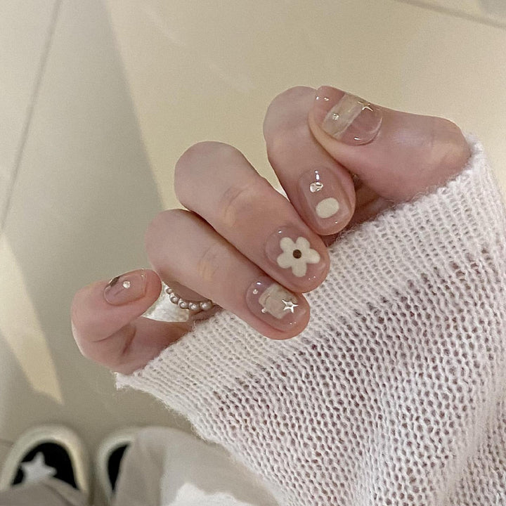 Kunstnägel mit Eleganten Floralen Motiven Karnz