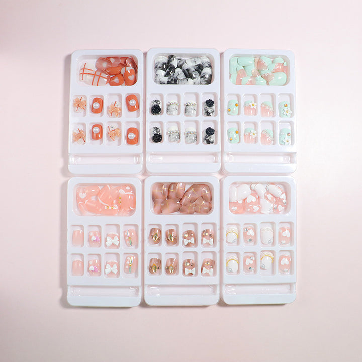 Dekorativer Press-On Nail Art Set mit Schleifenakzenten Karnz