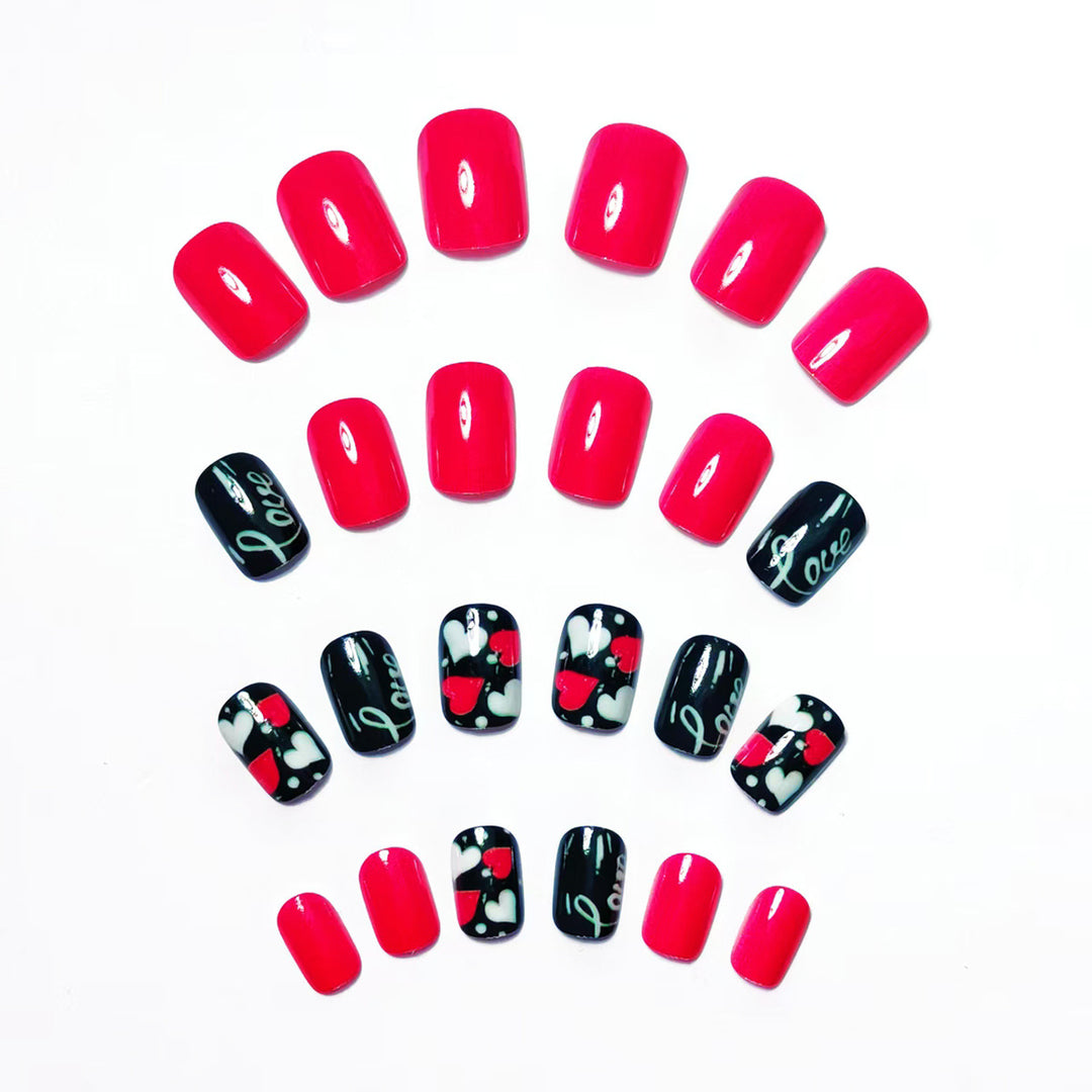 Kunstnageldesign mit Herzen und Kussmotiven Karnz
