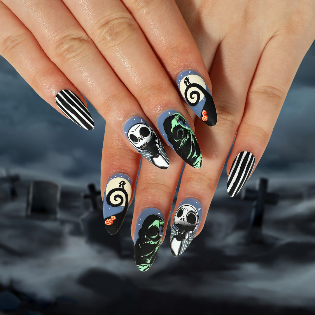 Kunstvolle Nagelverlängerungen mit kreativen Augen-Design Karnz