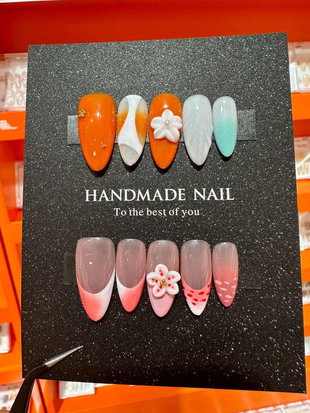 Künstlerisches Press-On Nagelset mit floralen und gradienten Akzenten
