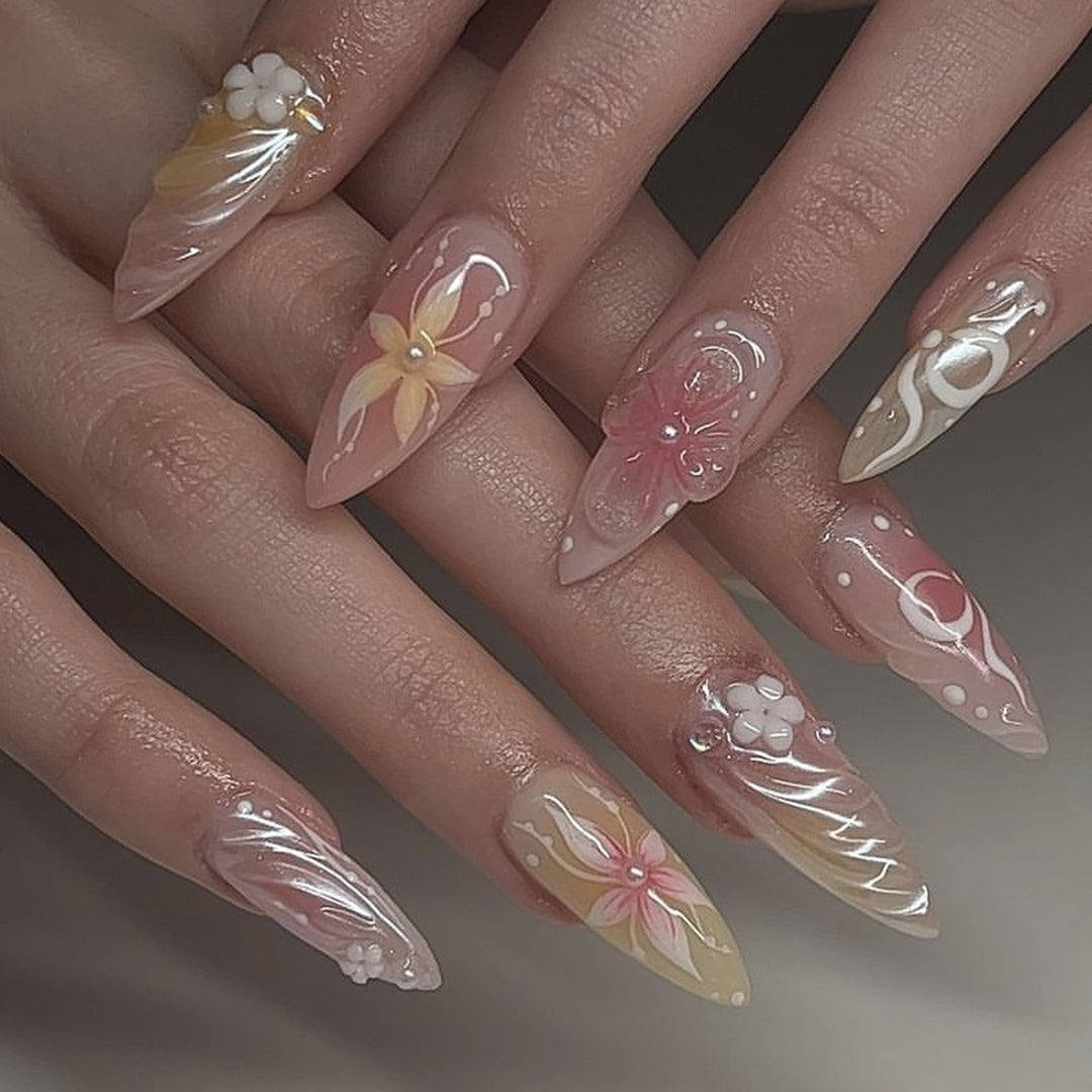 Kunstvolle Nagelverlängerungen mit floralem und eleganten Design Karnz